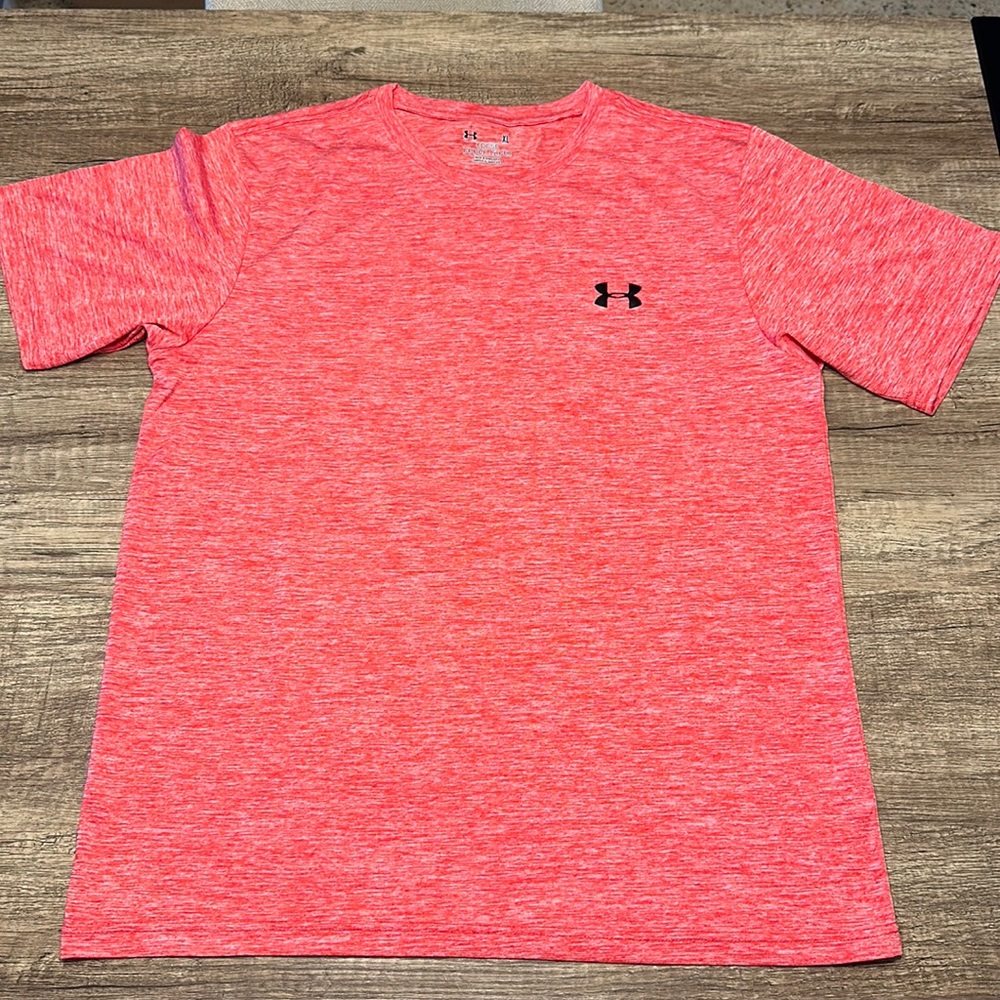 Like New - Under Armour loose coupe lache short sleeve shirt